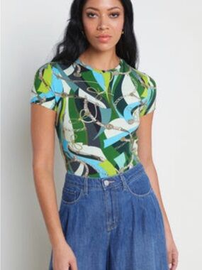 L’AGENCE Ressi Fitted Tee in Small Sea Green Belt Print, Short-Sleeve, L
